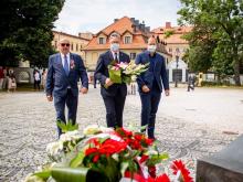 Oe lewej: przewodniczący rady Wojciech Chadży, zastępca prezydenta Janusz Łyczko, kierownik biura prezydenta Damian Kostka.