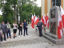 Uroczystość pod pomnikiem Wolność Krzyżami się Mierzy.