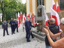 Złożenie kwiatów pod pomnikiem Wolność Krzyżami się Mierzy.