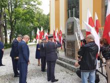 Uroczystość pod pomnikiem Wolność Krzyżami się Mierzy.