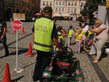 Festyn Bezpieczne Wakacje na Placu Ratuszowym.