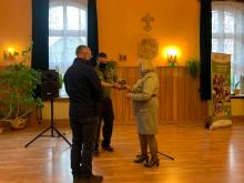 Dorota Kołakowska przekazuje klucz Robertowi Zaporze.