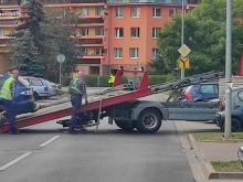 Pakowanie porzuconego auta na lawetę.