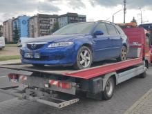 Mazda na lawecie.