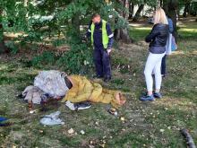 Strażnik miejski i pracownik MOPS-u podczas interwencji w Parku Norweskim.
