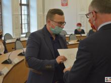 Wręczenie nagród dla nauczycieli, dyrektorów i pracowników niepedagogicznych.