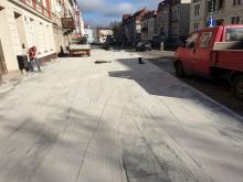 Prawie gotowy chodnik z płyt betonowych - okolice Placu Kościuszki.
