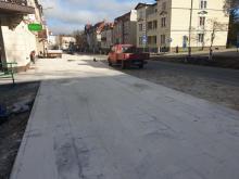 Prawie gotowy chodnik z płyt betonowych - okolice Placu Kościuszki.