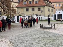 Delegacje z kwiatami czekają na wyjście.