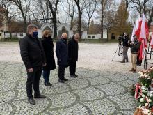 Kolejne delegacje składają kwiaty.