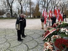 Kolejne delegacje składają kwiaty.