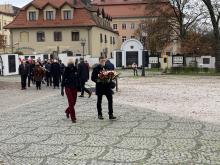 Radni klubu PO Bożena Wachowicz-Makieła i Piotr Szymański składają kwiaty.