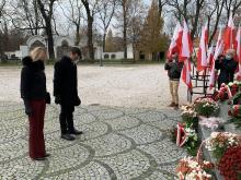 Kolejne delegacje składają kwiaty.