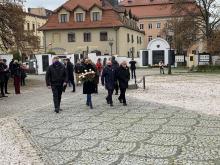 Kolejne delegacje składają kwiaty.