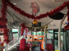 Wnętrze autobusu z ozdobami świątecznymi.