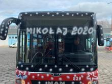 Autobus od przodu, z napisem Mikołaj 2020.