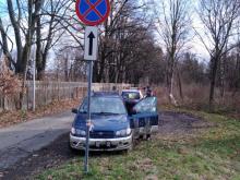 Ulica Wojewódzka, parkowanie tuż za zakazem zatrzymywania się i postoju.