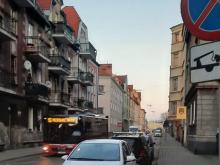 nieprawidłowo zaparkowane auto przy ul. Okrzei. Stąd częsci pojazdy są odholowywane na parking miejski, co wiąże się z dodatkowymi kosztami.