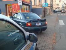 Samochód zaparkowany nieprzepisowo na ul. Piłsudskiego.