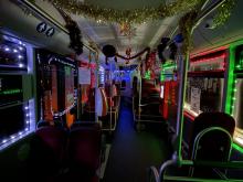 Widok w środku, autobus podświetlony kolorowymi światłami LED.