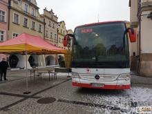 Autobus do oddawania krwi - widok z przodu.