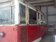 Tramwaj stojący w hali - widok na tył.