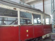 Tramwaj stojący w hali - widok na bok.