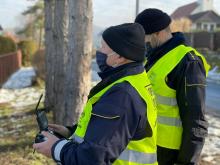 Strażnicy przy pulpicie sterującym dronem.