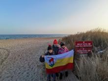 Szachiści na plaży, z flagą Jeleniej Góry.