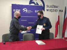 Przekazujący podają sobie ręce.