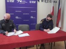 Podpisanie porozumienia ws. przekazania samochodu.