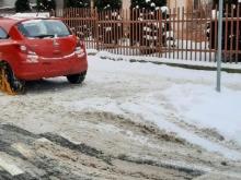 Przy ul. Tabaki samochód marki Opel zaparkowano na całej szerokości przejścia dla pieszych.