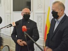 Jerzy Łużniak mówi o pomocy dla Gminy Dobromierz. Obok Wójt gminy Jerzy Ulbin.