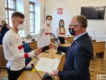 Prezydent gratuluje medalistom.