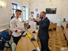 Prezydent wręcza upominki medalistom.