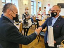 Prezydent wręcza upominki prezesowi klubu Zbigniewowi Stępieniowi..