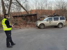 Strażnik miejski w pobliżu samochodu SM.