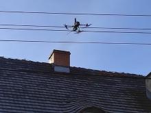 Dron nad kominem.