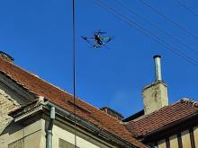 Dron nad kominem.