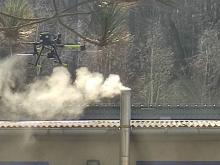 Dron nad dymiącym kominem.