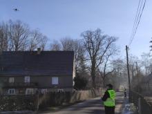 Strażnik miejski steruje dronem.