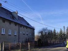 Strażnicy miejscy sterują dronem.