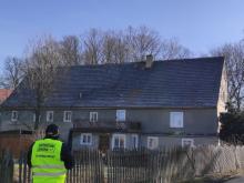 Strażnik miejski steruje dronem.