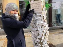 Drzewo przyozdobione przez uczniów.