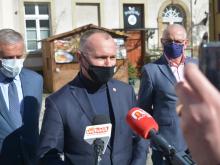 Jerzy Łużniak podczas briefingu prasowego.