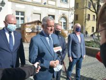 Roman Szełemej podczas briefingu prasowego.