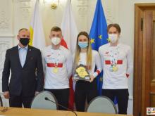 Prezydent Jerzy Łużniak, Konrad Badacz, Barbara Skrobiszewska i Marcin Zawół.