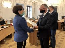 Barbara Marszałek-Szurek odbiera nominację na dyrektora SP nr 11.